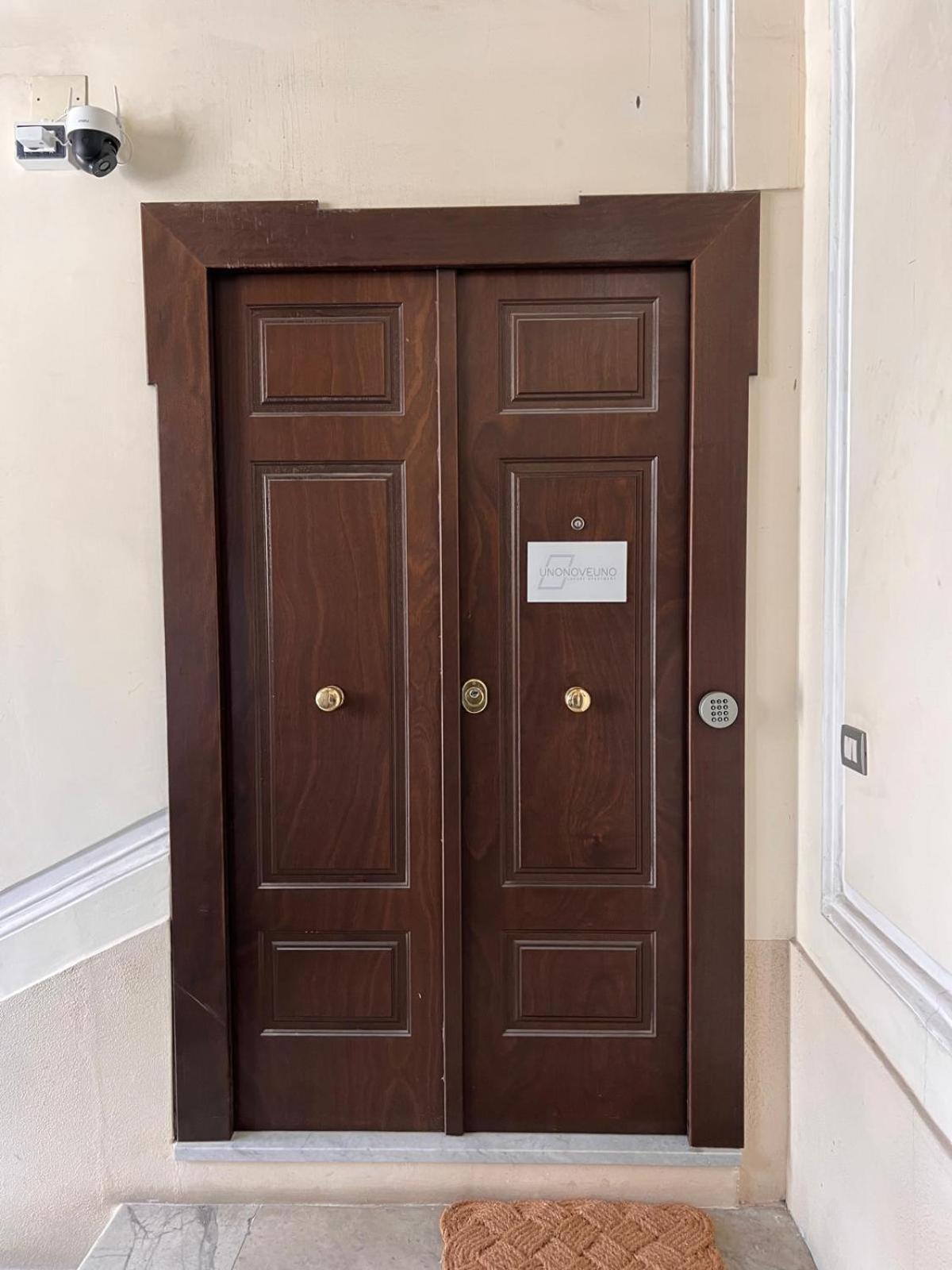 Unonoveuno Luxury Apartment Napoli Bagian luar foto